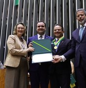 Ao lado de Arthur Lira, Marcelo Victor é condecorado pela Câmara dos Deputados