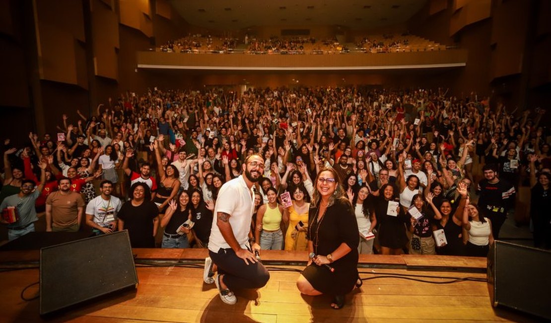 Raphael Montes arrasta multidão e anuncia Jantar Secreto no exterior