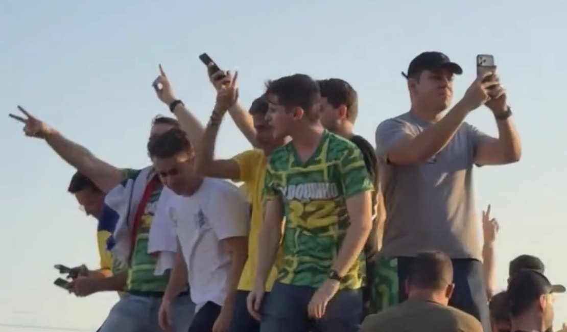 Apoiadores de Flávio Bolsonaro se reúnem em ato no Farol da Barra, em Salvador
