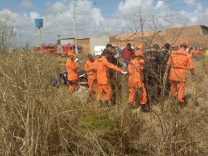[Vídeo] Moradores encontram moto abandonada ao lado de cacimba