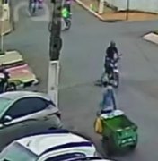 [Vídeo] Motociclista ultrapassa sinal vermelho e mata cão que tentava atravessar rua em Arapiraca