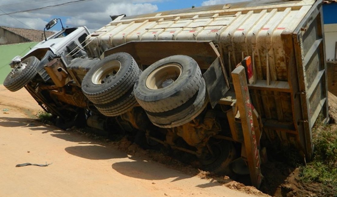 Caçamba carregada de areia tomba em Arapiraca