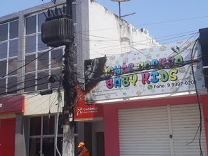 [Vídeo] Chamas em poste atingem fachada de loja no Centro de Arapiraca