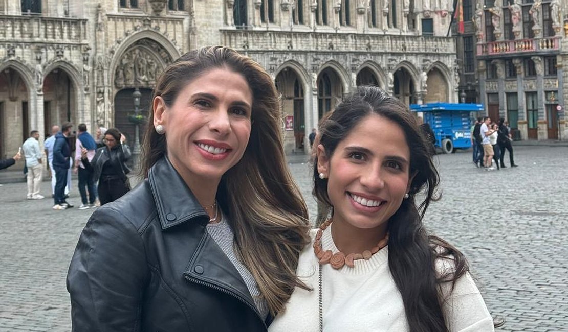 De saída da Câmara, Gaby Ronalsa presenteia Marina e Paula Dantas com comendas