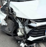 [Vídeo] ﻿Idoso passa mal ao volante, bate carro contra semáforo e é socorrido na Ponta Verde