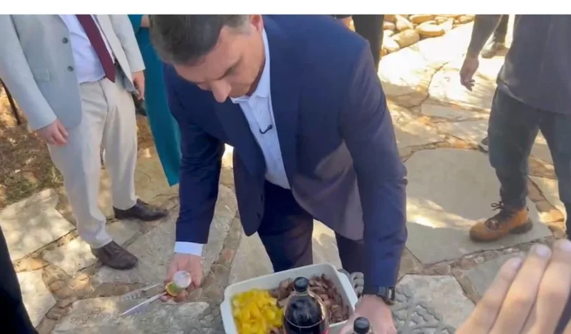 Flávio Bolsonaro serve churrasco a jornalistas e critica decisão de Moraes