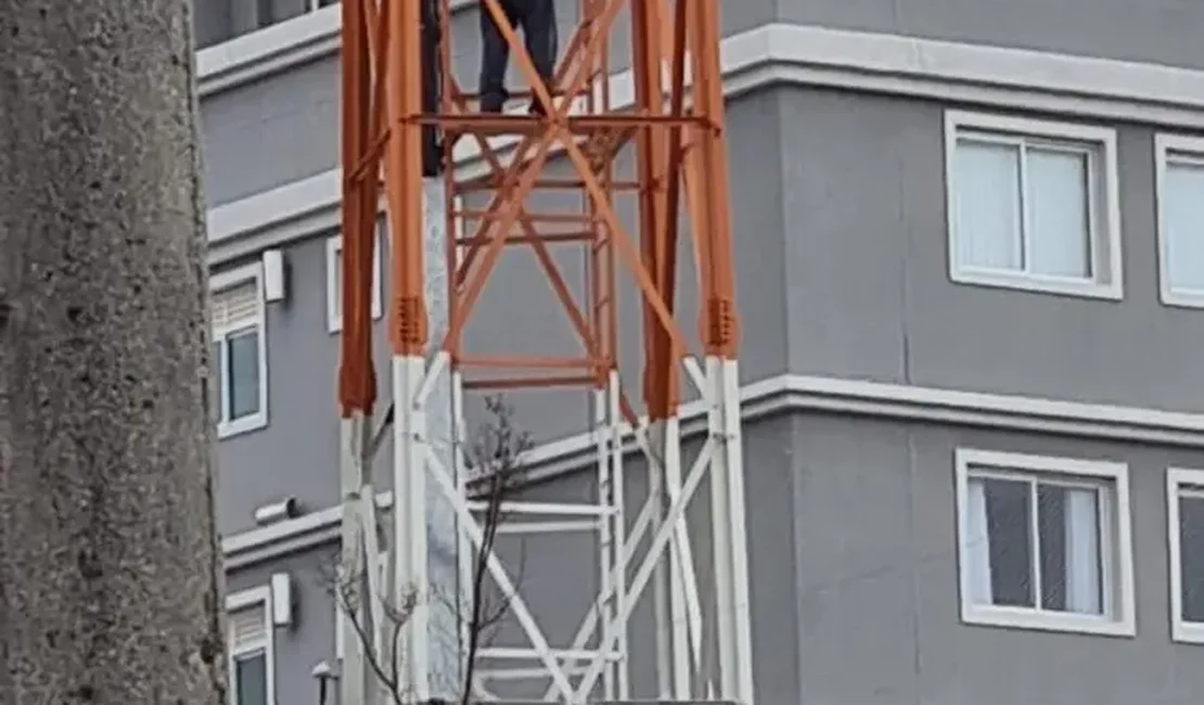 Homem escala torre de telefonia e deixa moradores apreensivos