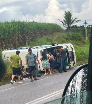 Veículo de transporte complementar de passageiros tomba na rodovia AL-105