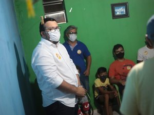 Hector Martins, candidato a prefeito de Arapiraca, discute propostas com moradores