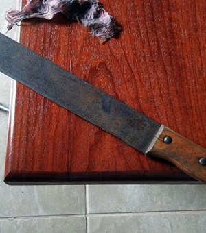 Mulher ameaça vizinha com facão em Porto de Pedras