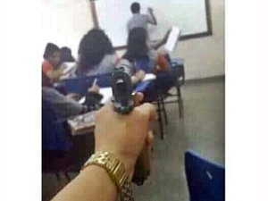 Aluno entra armado em escola e posta foto apontando pistola para professor