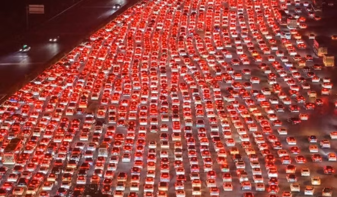 Megaengarrafamento reúne dez milhões de carros após feriadão na China