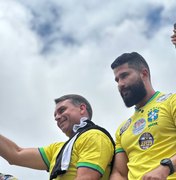 Ao lado de lideranças, Flávio Bolsonaro é recebido por multidão em Arapiraca
