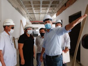 Hospital do Alto Sertão: obra será entregue em cinco meses, afirma Renan Filho