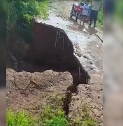 [Vídeo] Ponte que liga Arapiraca a Igaci cede e população se arrisca sem alternativas