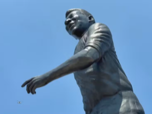 Estátua gigante de Pelé é instalada em cidade do México que receberá jogos da Copa do Mundo de 2026