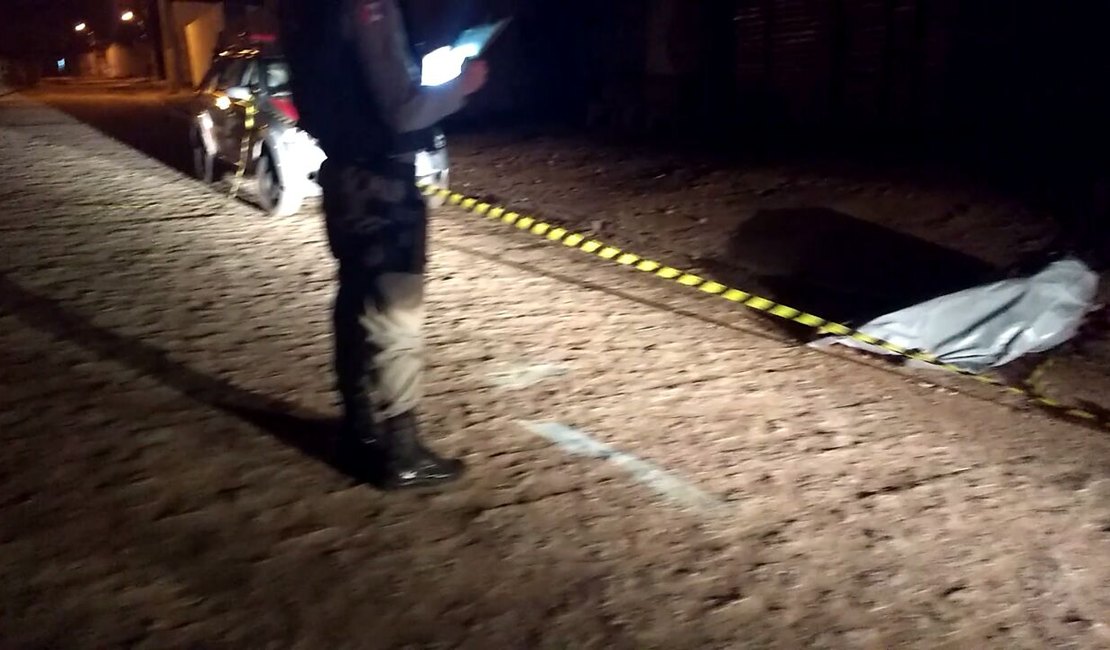 [Vídeo] Homem é executado a tiros quando voltava para casa