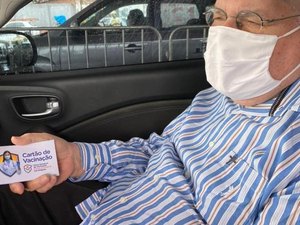 Padre maceioense é vacinado e incentiva terceira idade a fazer o mesmo