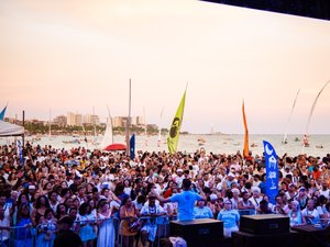 Festa das Águas reúne multidão na orla de Pajuçara em celebração à fé, cultura e ancestralidade