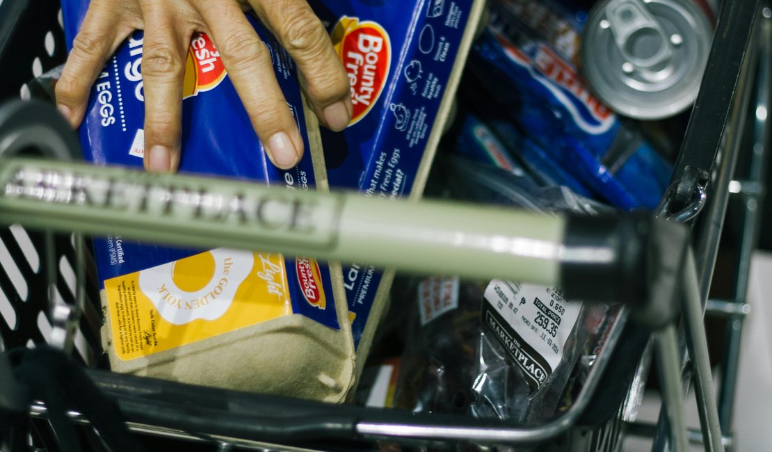 Operadora de caixa e cliente são presas por desvio de itens em supermercado de Maceió