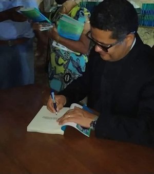Padre Alex Sandro Rufino lança livro sobre história de Maragogi