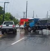 Caminhão quebra e deixa trânsito congestionado na Av. Menino Marcelo, em Maceió