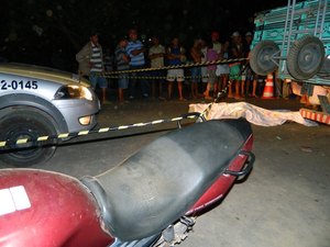 Mototaxista morre ao colidir contra caminhão