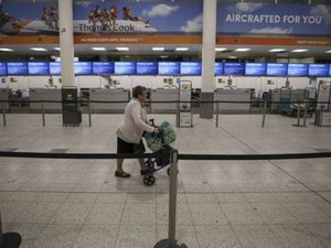 Gigante de viagens Thomas Cook quebra, e 600 mil turistas não têm como voltar para casa