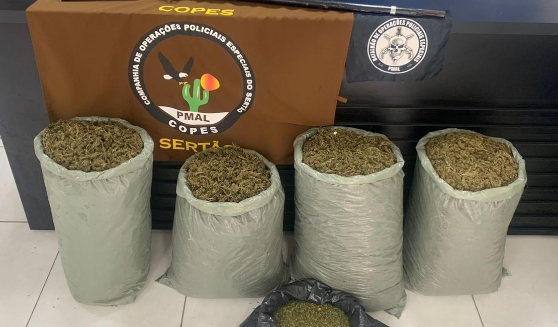 Homem armado foge da polícia e abandona mais de 30kg de maconha no Sertão de AL