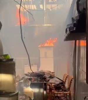 Mulher que teve casa incendiada pelo marido, em Arapiraca, tenta recuperar imóvel com rifa