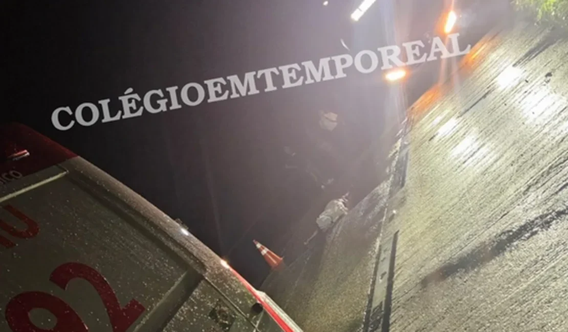 Homem morre atropelado por ônibus ao tentar atravessar BR-101, em Porto Real do Colégio