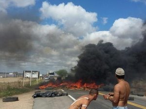 Trecho da BR-423 é bloqueado mais vez próximo a Água Branca