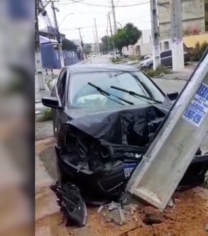 Motorista colide violentamente contra poste no Conjunto José Tenório