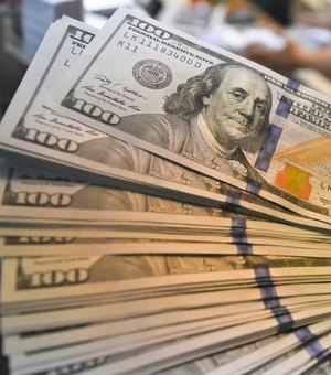 Dólar sobe e chega a R$ 3,98, com cena eleitoral
