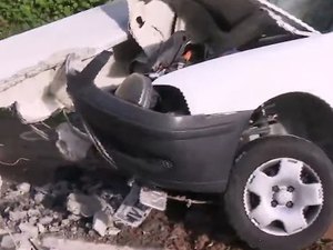 Jovem perde controle e carro bate em poste na Avenida Leste-Oeste