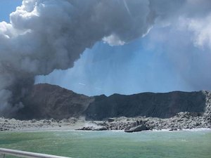 Vulcão em ilha turística na Nova Zelândia entra em erupção e deixa mortos