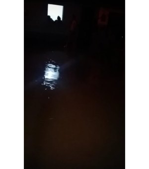 [Vídeo] Água da chuva invade casas em Porto Calvo