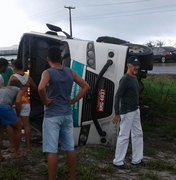 Micro-ônibus de São Miguel dos Campos capota na AL-101 Sul