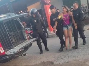 [Vídeo] Mulher é presa por não pagar conta de bar em Arapiraca