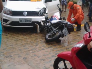 Adolescente cai em cima de veiculo após sua moto colidir com carro em Alagoas