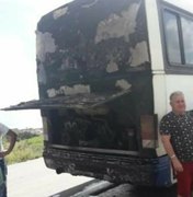 Traseira de ônibus de estudantes de São Luís do Quitunde incendeia