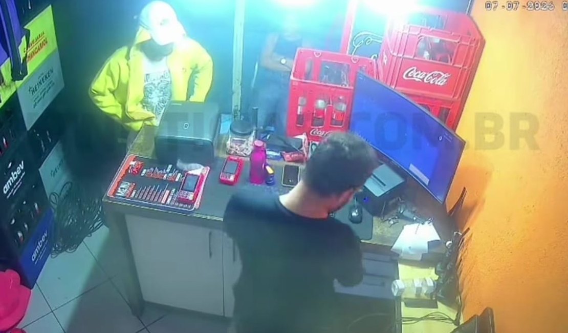 Ladrão anuncia assalto e rouba dinheiro de lanchonete no Sertão de AL