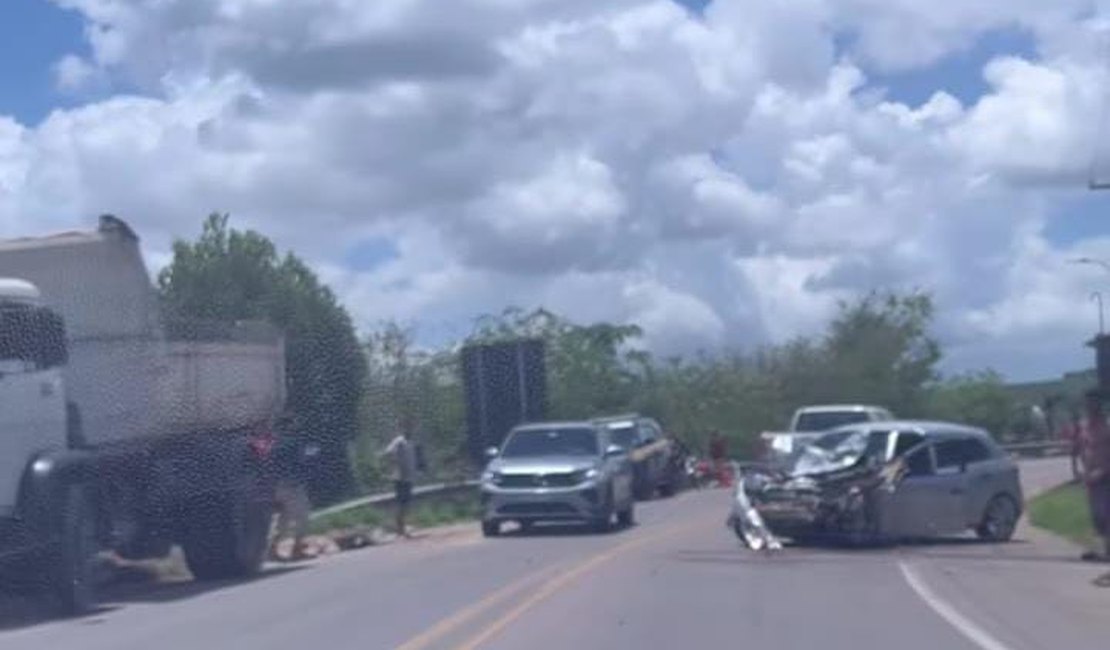 Colisão entre caminhão caçamba e carro deixa uma pessoa ferida em Atalaia