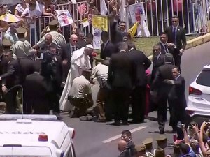 [Vídeo] Papa Francisco desce do Papamóvel para socorrer policial que caiu do cavalo