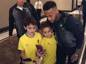 Com Neymar de visual novo, Seleção é recebida com festa em Samara