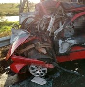 VÍDEOS: colisão entre carro e carreta deixa quatro mortos em Palmeira dos Índios