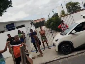 [Vídeo] Moradores bloqueiam rua na Chã de Bebedouro por conta de falta d’água