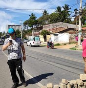[Vídeo] Em protesto, moradores de Riacho Doce interditam AL-101 Norte