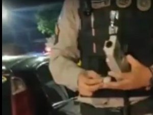 [Vídeo] PM divulga vídeo com etilômetro e advogado se negando a fazer o teste