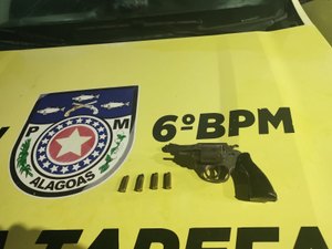 Jovem é preso com arma de fogo em Porto de Pedras